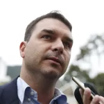 Flávio Bolsonaro critica presença de Geddel Vieira Lima no Carnaval e compara com situação de Bolsonaro