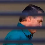 Moraes autoriza prisão domiciliar de Bolsonaro por 90 dias e impõe uso de tornozeleira