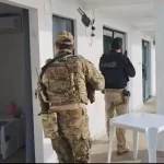 Operação no RJ prende operadora financeira de facção baiana; líder foge por passagem secreta